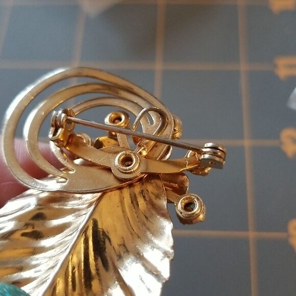 Vintage Brooch / Pin Goldtone Leaf w/Aqua Marine - Picture 3 of 3